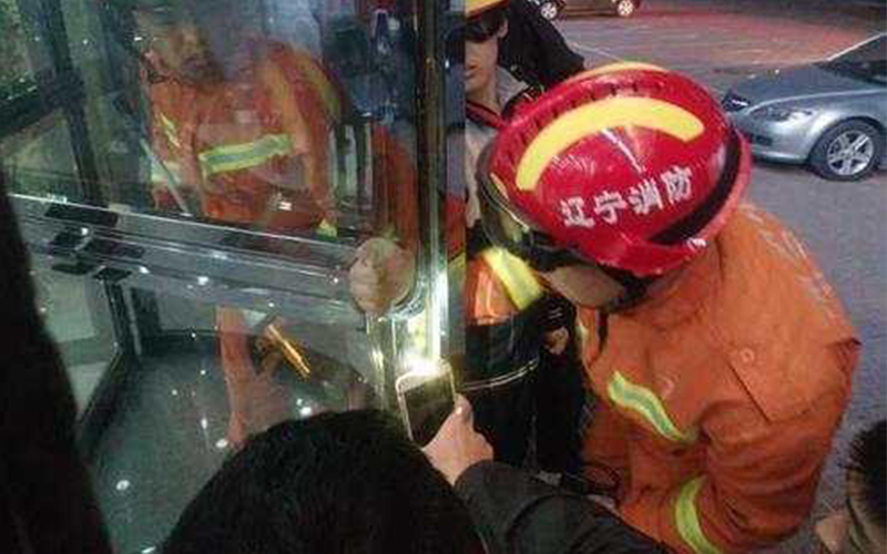 遼寧自動(dòng)旋轉(zhuǎn)門(mén)夾人事故