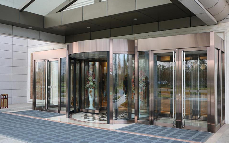 兩翼自動(dòng)旋轉(zhuǎn)門有幾種運(yùn)行模式？冬季應(yīng)該使用那種模式？