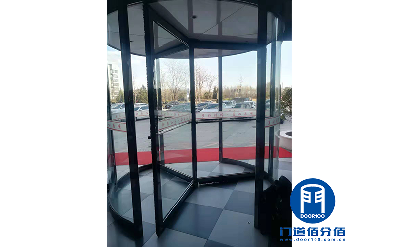 北京某烤鴨店手動三翼旋轉(zhuǎn)門異響維修服務(wù)