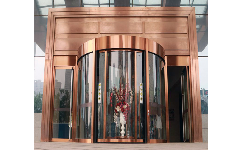 門區(qū)換新顏：旋轉(zhuǎn)門展箱裝飾與清潔