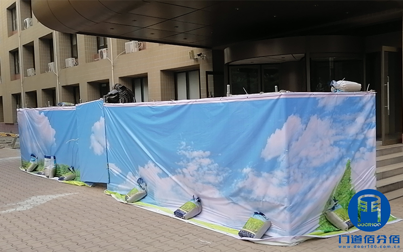 中國建材集團(tuán)旗下大廈兩翼自動(dòng)環(huán)柱旋轉(zhuǎn)門工程案例