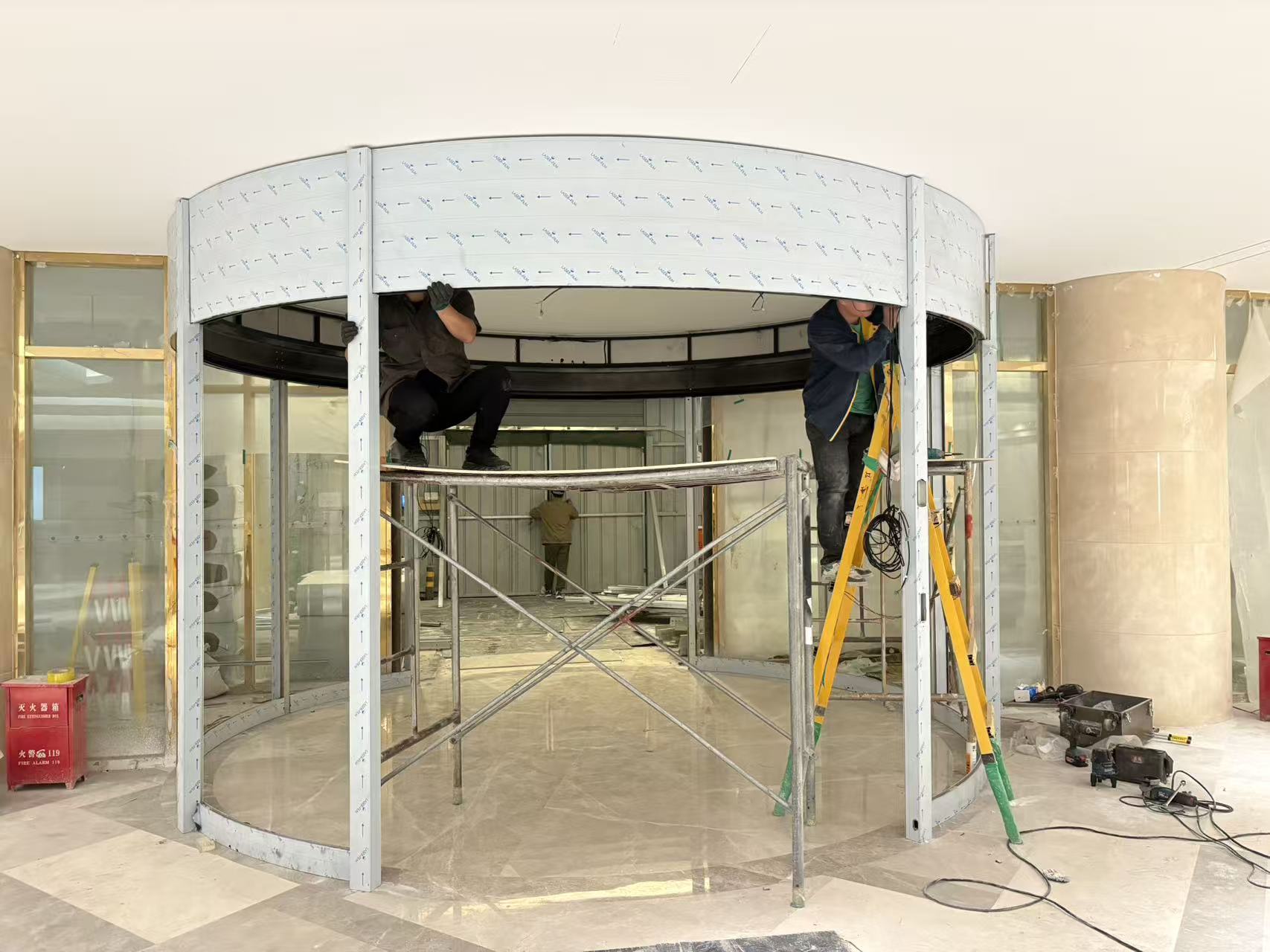 北京酒店新裝旋轉(zhuǎn)門，現(xiàn)場(chǎng)圍觀