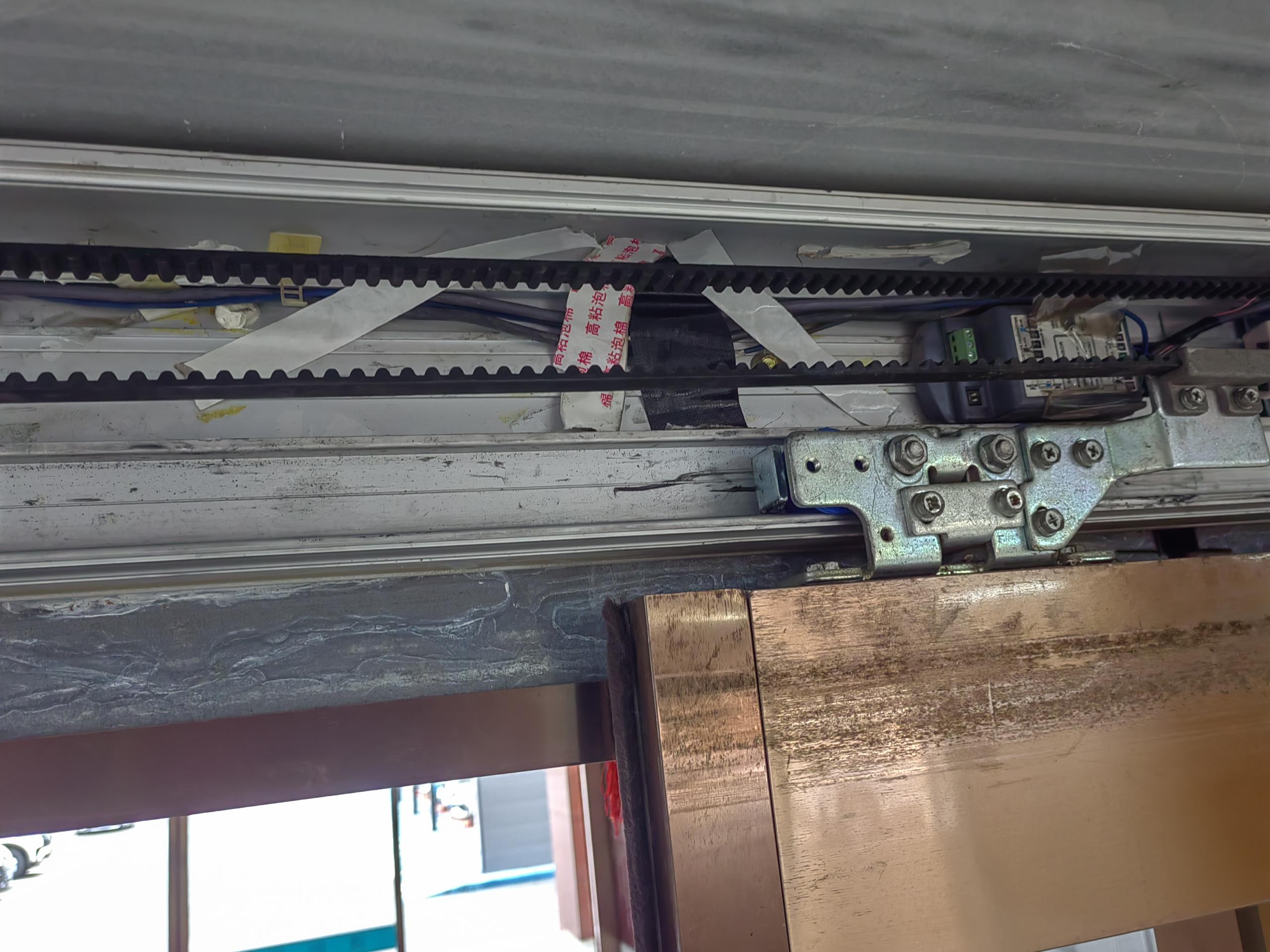 自動門電線剮蹭問題