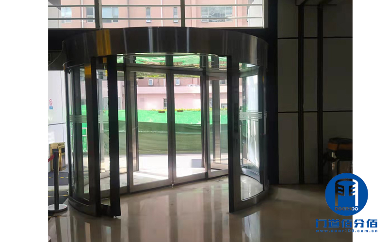 兩翼電動(dòng)旋轉(zhuǎn)門(mén)防夾故障，更換新式激光防夾傳感器解決問(wèn)題