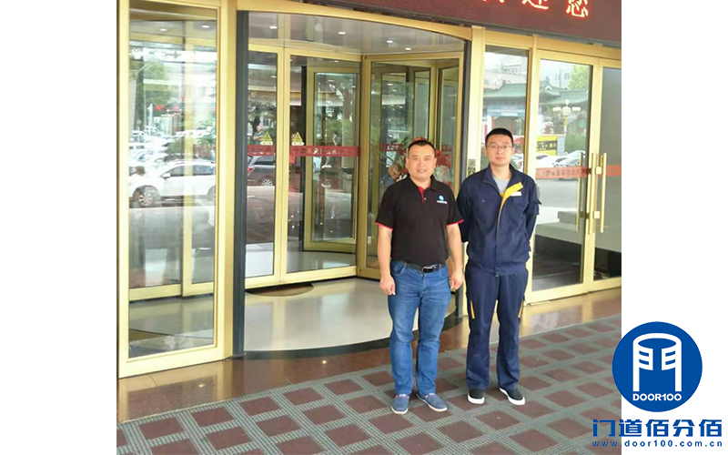 自動旋轉門保養(yǎng)完成后與客戶負責人合影