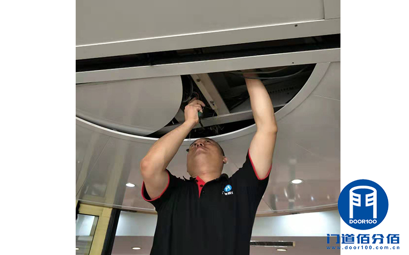 為保障濟南某賓館黃金周自動旋轉門正常運行門道佰分佰定期旋轉門大保養(yǎng)服務