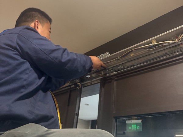 自動門中間掛件異響，更換掛件維修