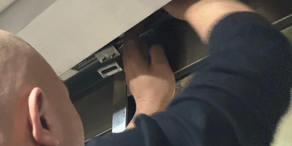 平滑門(mén)掛輪組件更換