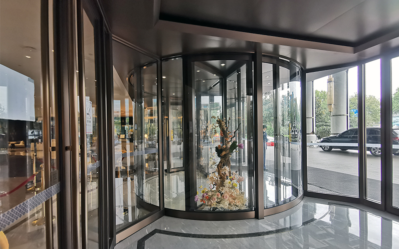 物業(yè)如何應(yīng)對冬季使用旋轉(zhuǎn)門的各方面挑戰(zhàn)