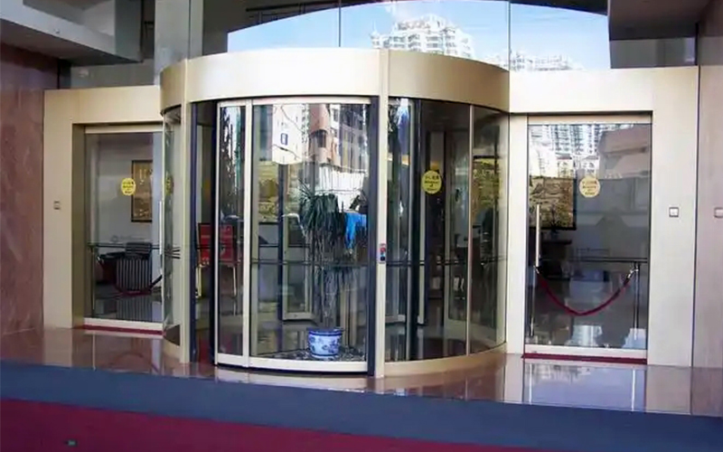 物業(yè)如何應(yīng)對冬季使用旋轉(zhuǎn)門的各方面挑戰(zhàn)