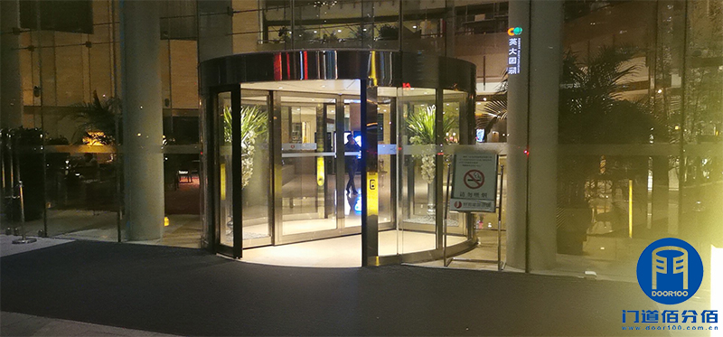 旋轉(zhuǎn)門(mén)售后服務(wù)案例酒店電動(dòng)轉(zhuǎn)門(mén)保養(yǎng)服務(wù)