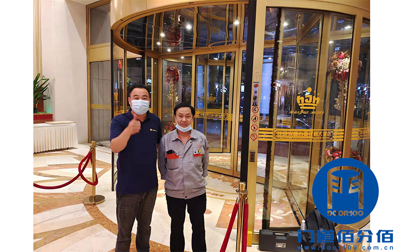 無錫酒店客戶與我司技術(shù)人員在自動旋轉(zhuǎn)門維修完成后合影留念
