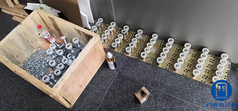 浙江省國(guó)際會(huì)議中心展覽館智匯門道平衡門上導(dǎo)輪維修更換服務(wù)